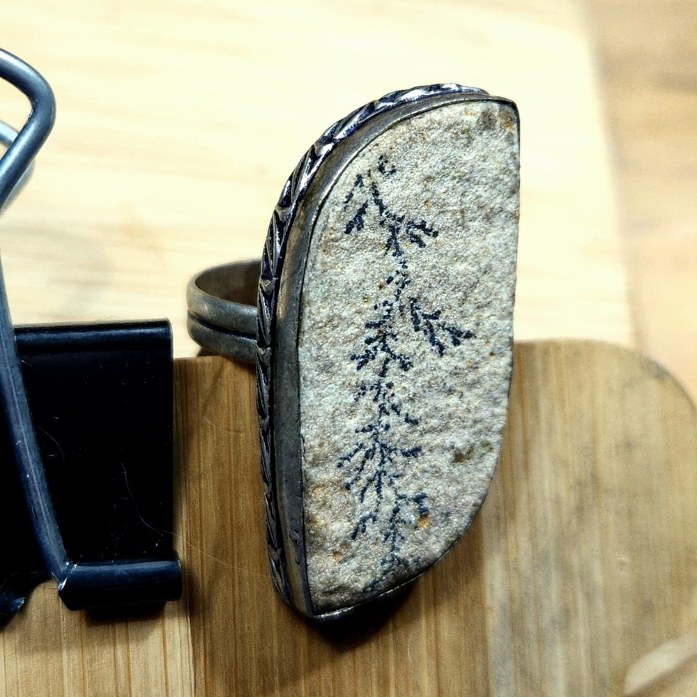 Artistic Stone Ring with Engraved Band